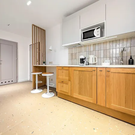 Daire Krasinskiego By Bookinghost *