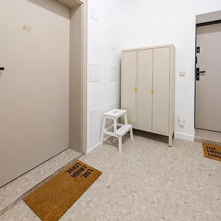 Daire Krasinskiego By Bookinghost *